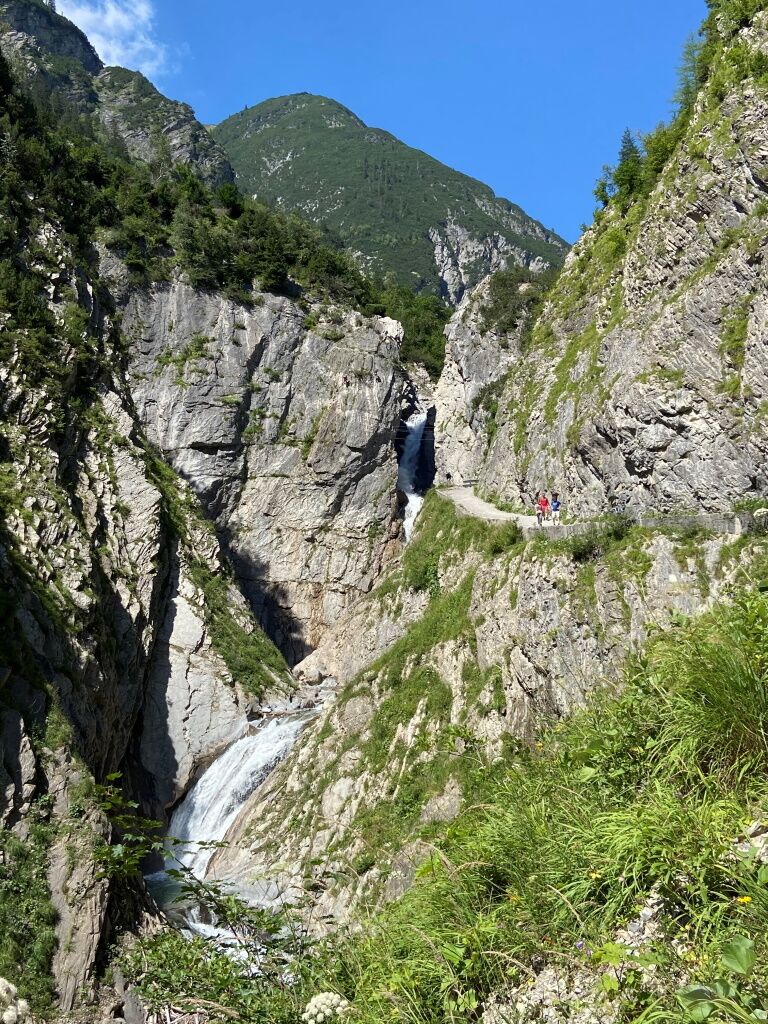 Entspanntes Wandern in das Höhenbachtal zum Simmswasserfall in Holzgau.