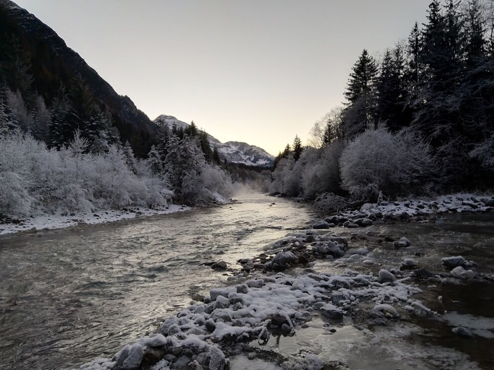 Coole Abendstimmung entlang dem Lech nach einer schönen ausgedehnten Raureifwanderung.