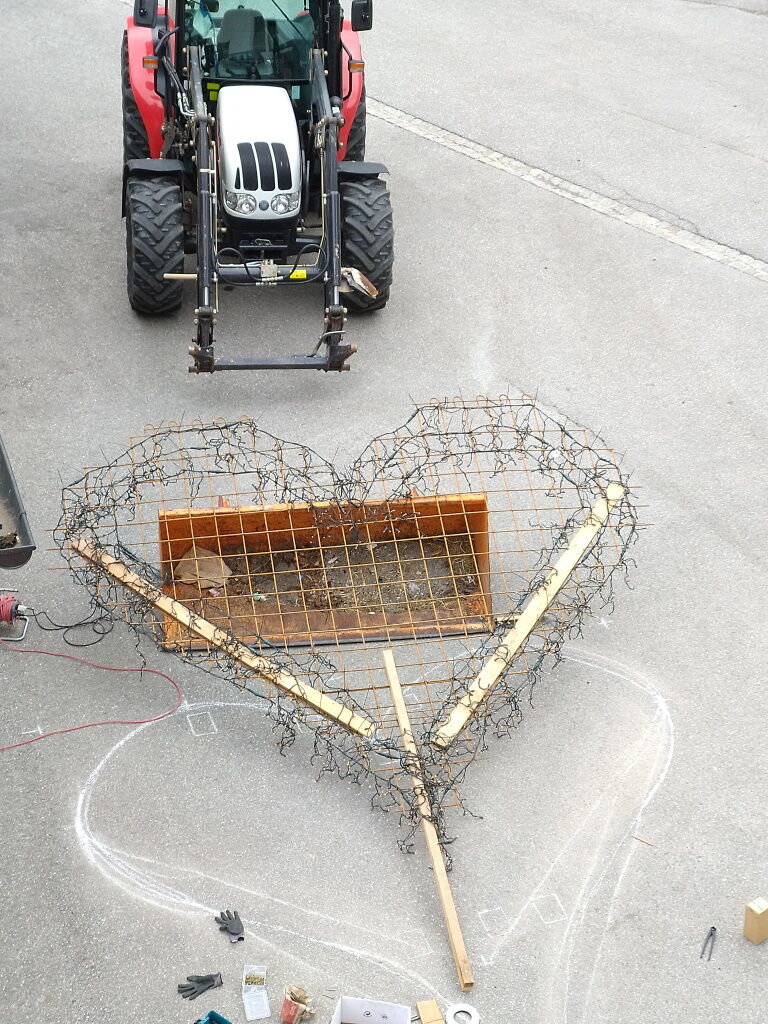 Befestigung der Beleuchtung auf dem Baustahlgitter.