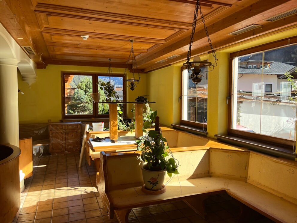 Vorkehrungen für die Ausmalarbeiten im leeren Restaurant Dorfstube.