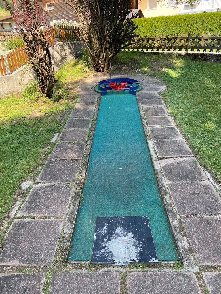 Minigolfbahn mit Labyrinth am Bahnende.