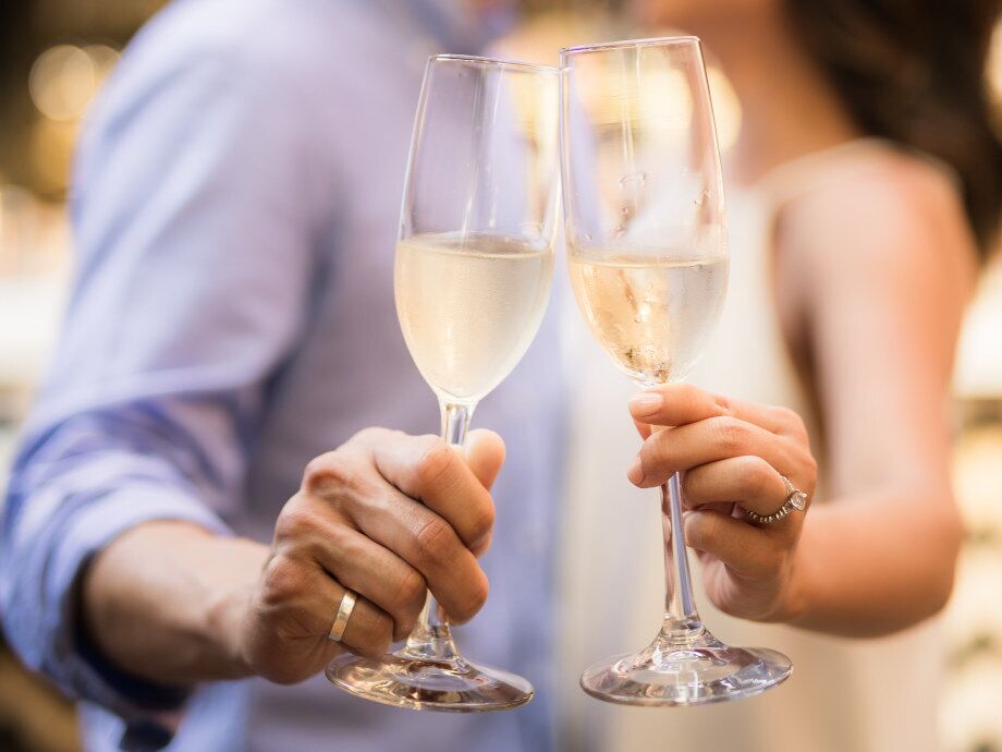 Verheiratetes Paar stoßt mit einem Glas Sekt an; © Joshua Chun auf Unsplash