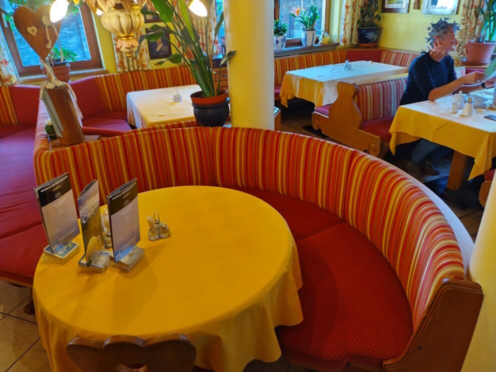 Sitzbereich mit Sitz-Nieschen mit "alter" Sitzgarnitur.