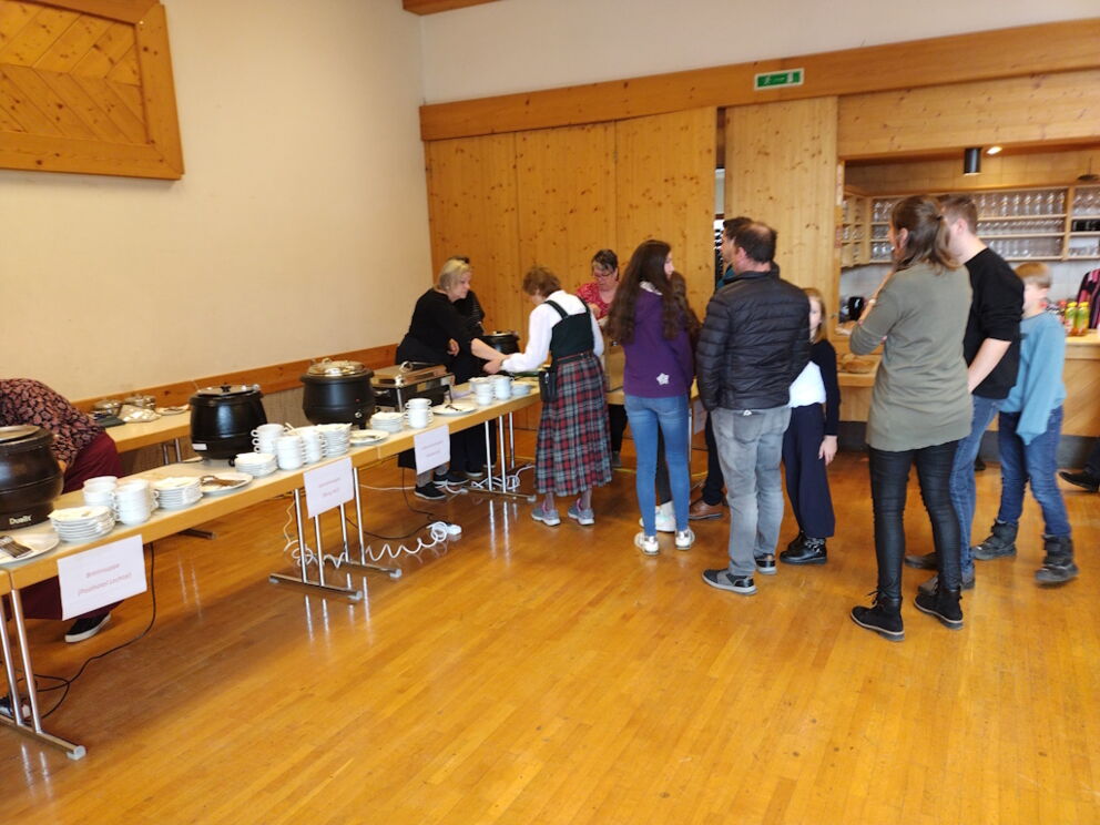 Besucher des Suppensonntags vor der Suppenausgabe.