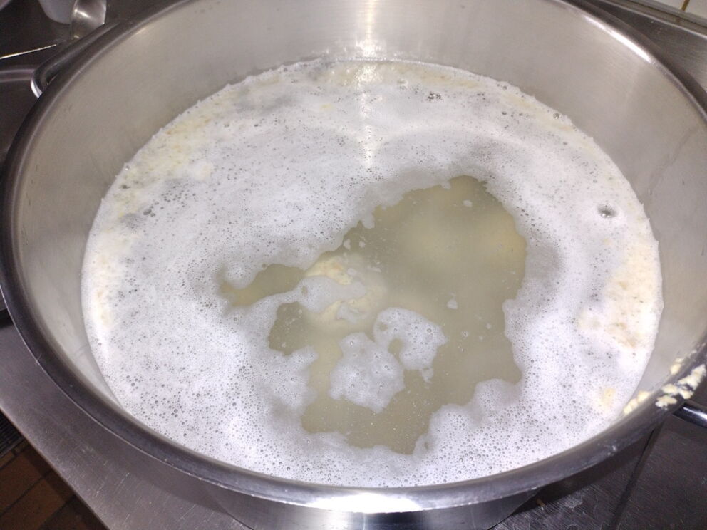 Speckknödel kochen im heißen Wasser.