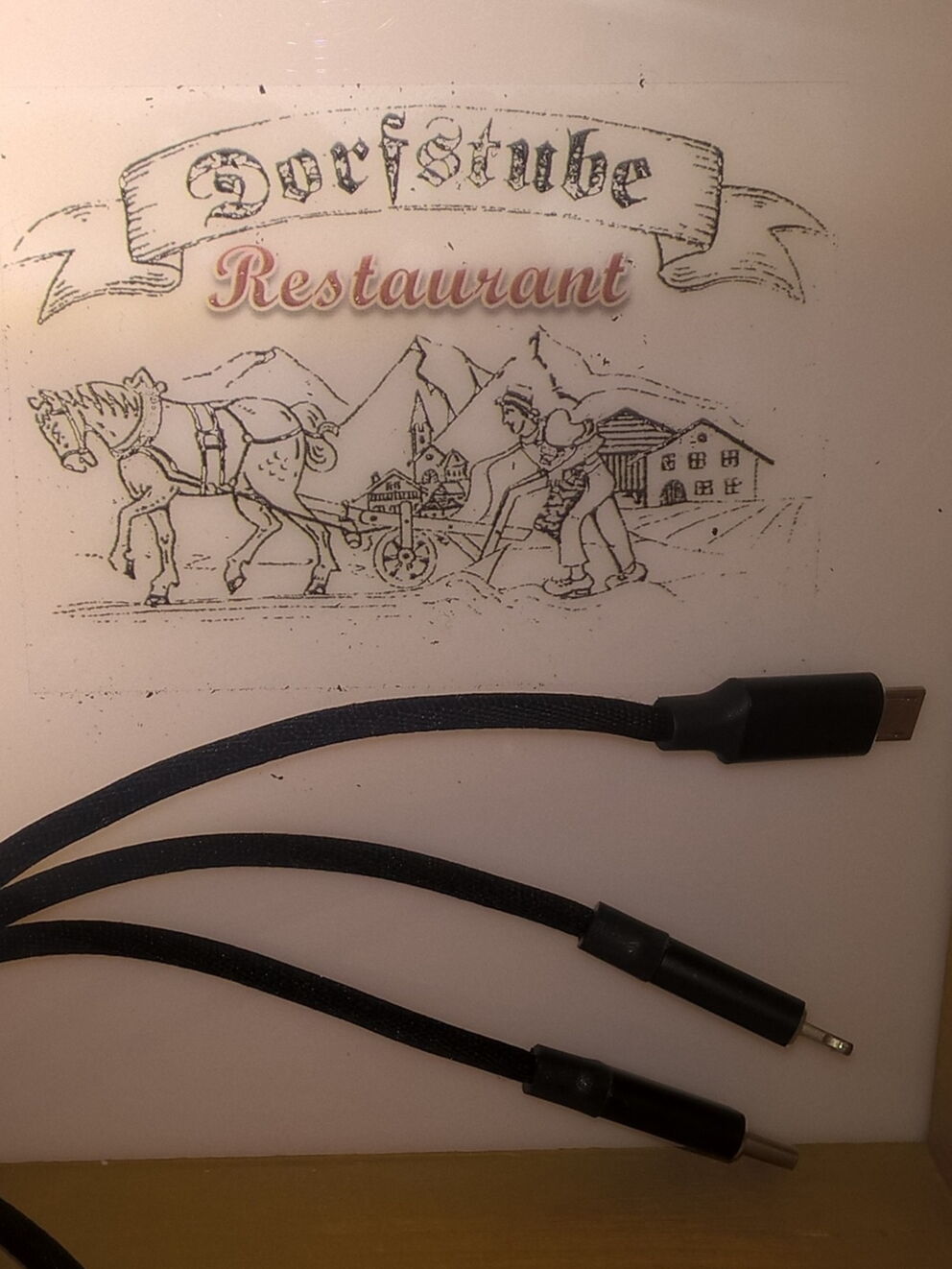 Schnelles aufladen für Mobilgeräte in der Smartphone-Tankstelle im Restaurant Dorfstube Holzgau.