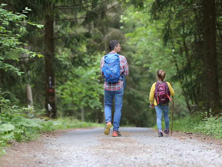 Wandern mit dem Kind und einem Elternteil im schönen Naturpark-Lechtal.
