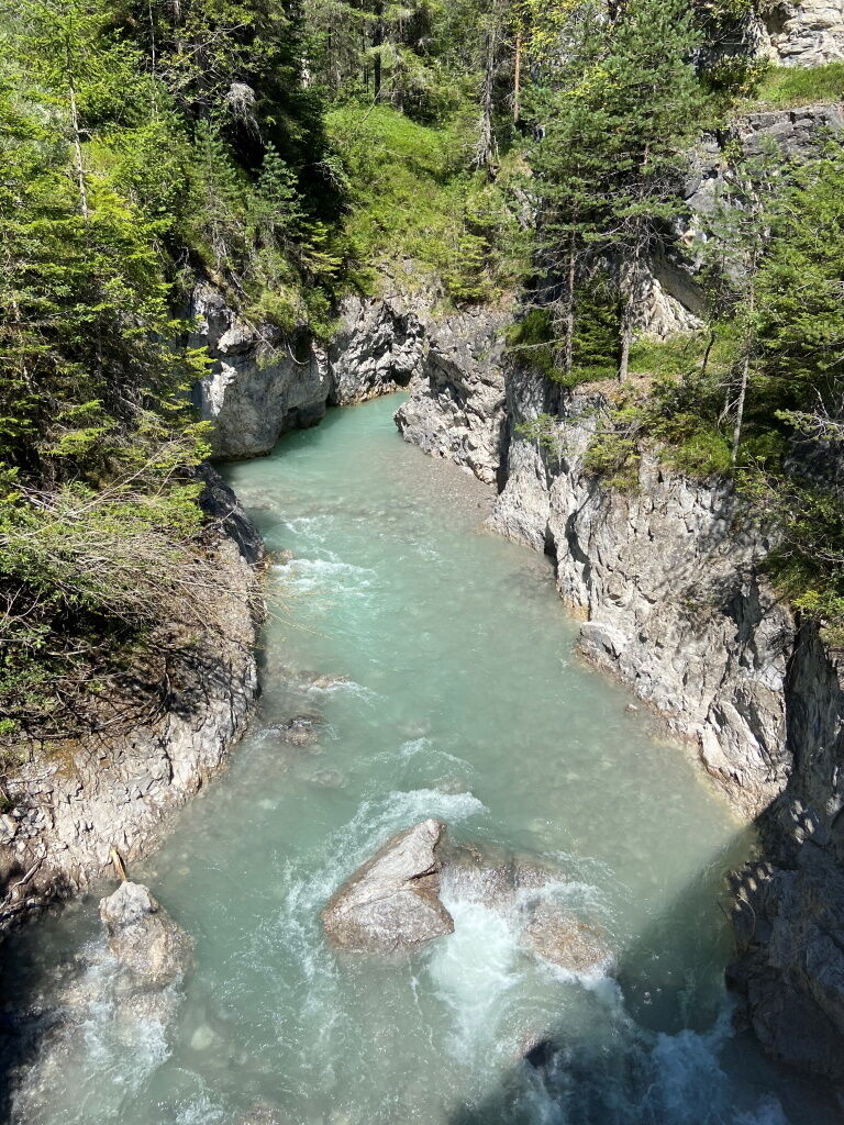 Wildfluss ganz sanft – der Lech an stillen Tagen.