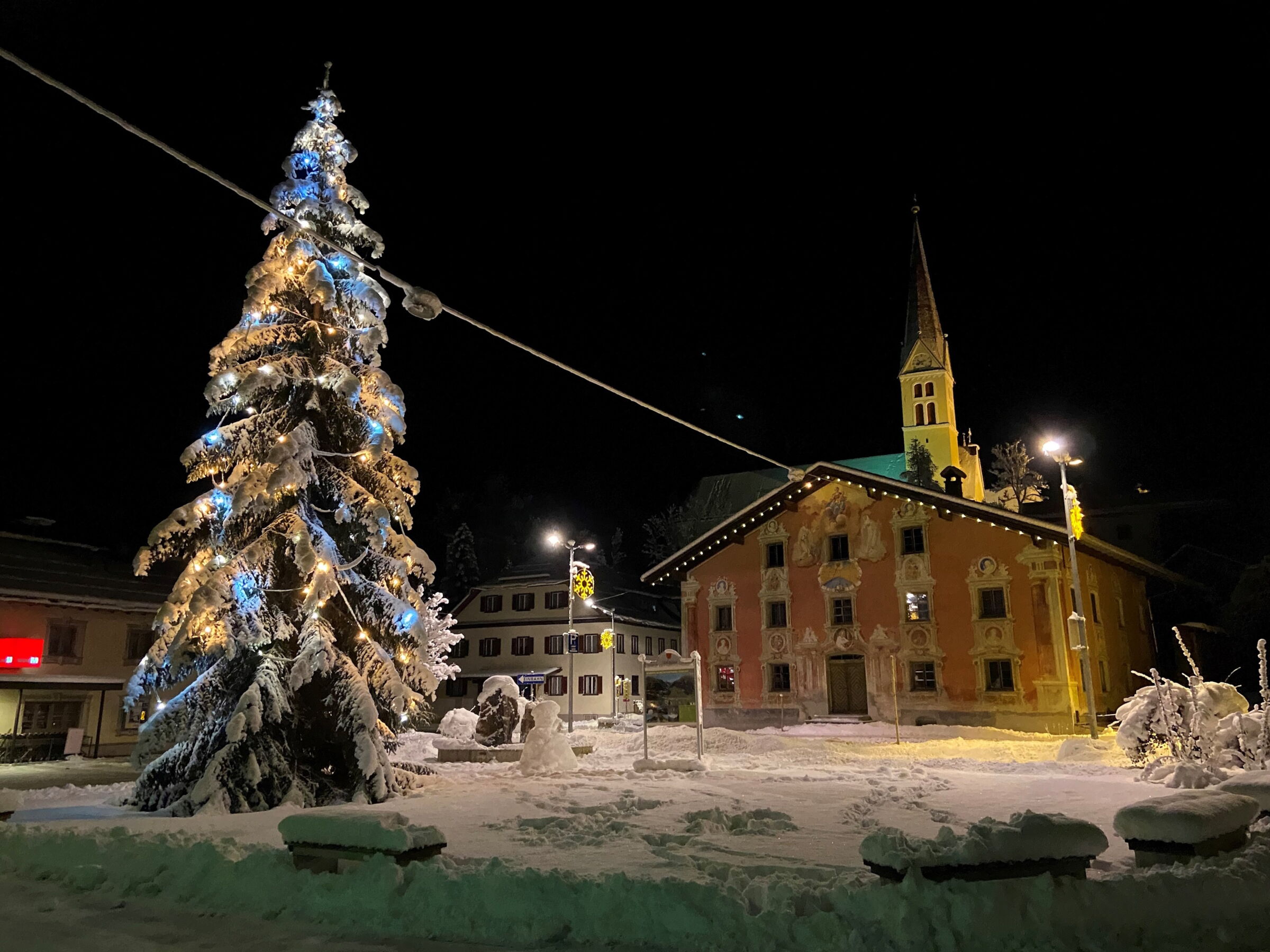 Abendwanderung im Winter durch den Ort Holzgau.