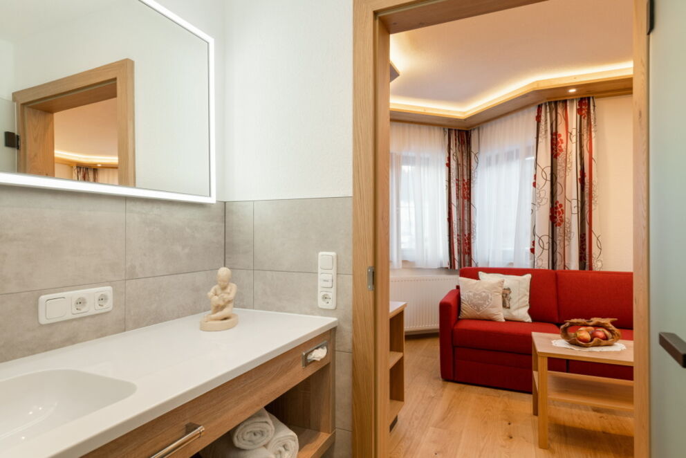 Große Ablageflächen im Badezimmer für einen komfortablen Aufenthalt.