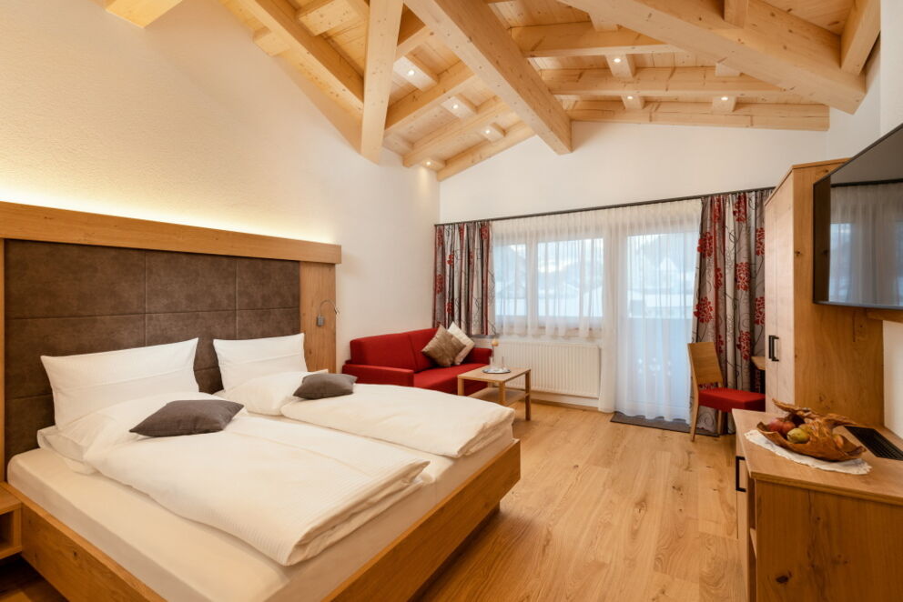 Dorfstube, Zimmer mit Sichtdachstuhl.