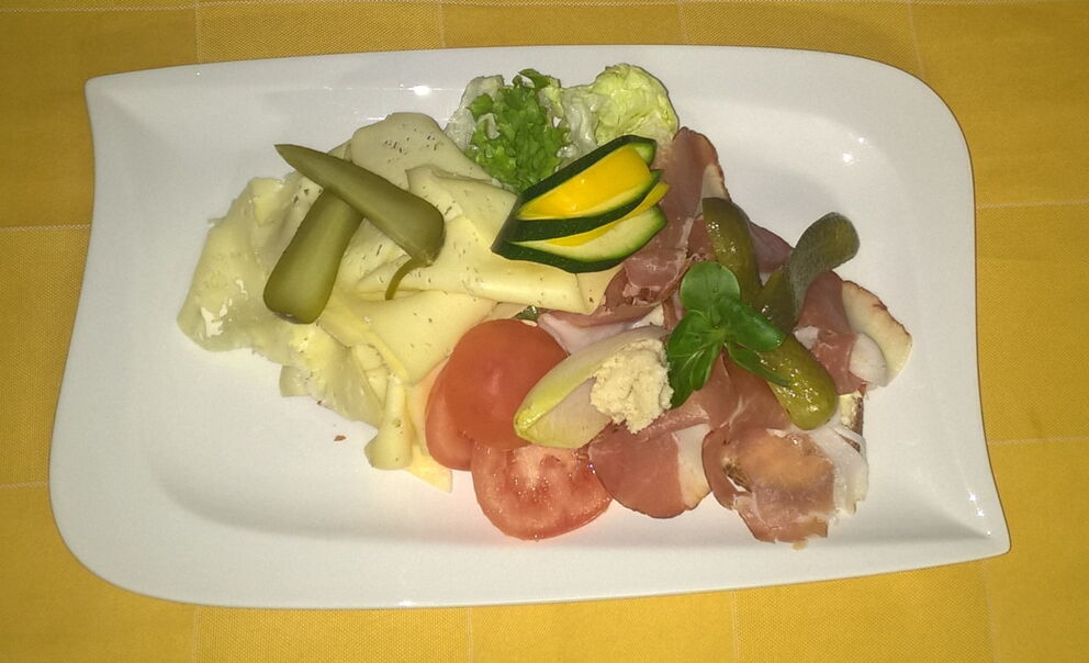 Nachmittagsjause in der Dorfstube bei einem leckeren Apetittbrot.