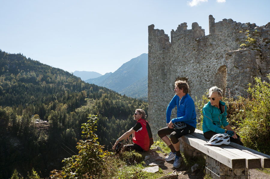 Wandern im Sommer auf der Burg-Ehrenberg bei Reutte.