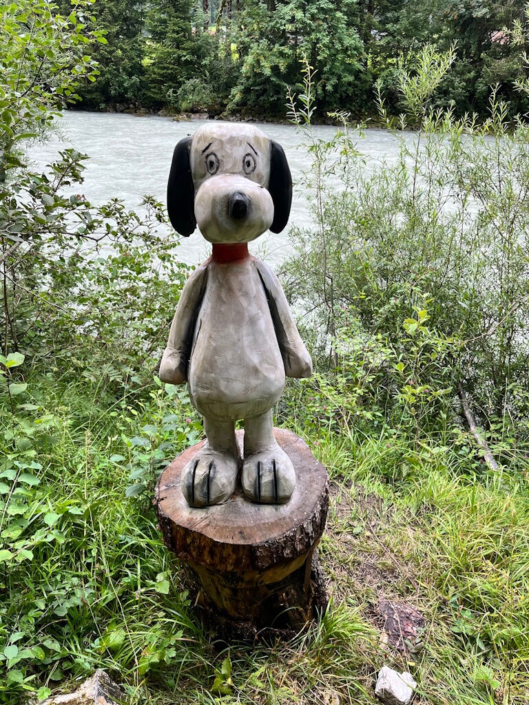 Snoopy als Holzfigur am Zauberwaldweg in Stockach.