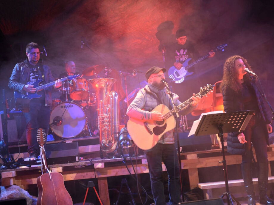 Musikalisches Programm der regionalen Band "Bluatschik" auf der großen Freilichtbühne in Elbigenalp.
