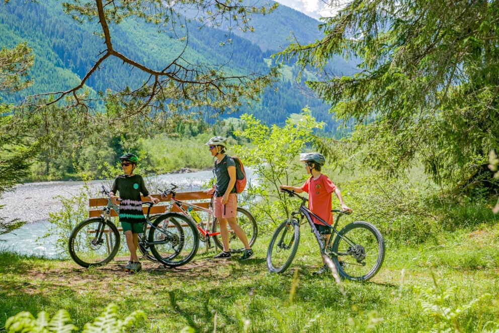 Der Radweg entlang dem Lech weist fortlaufend kleine Rastplätze auf.