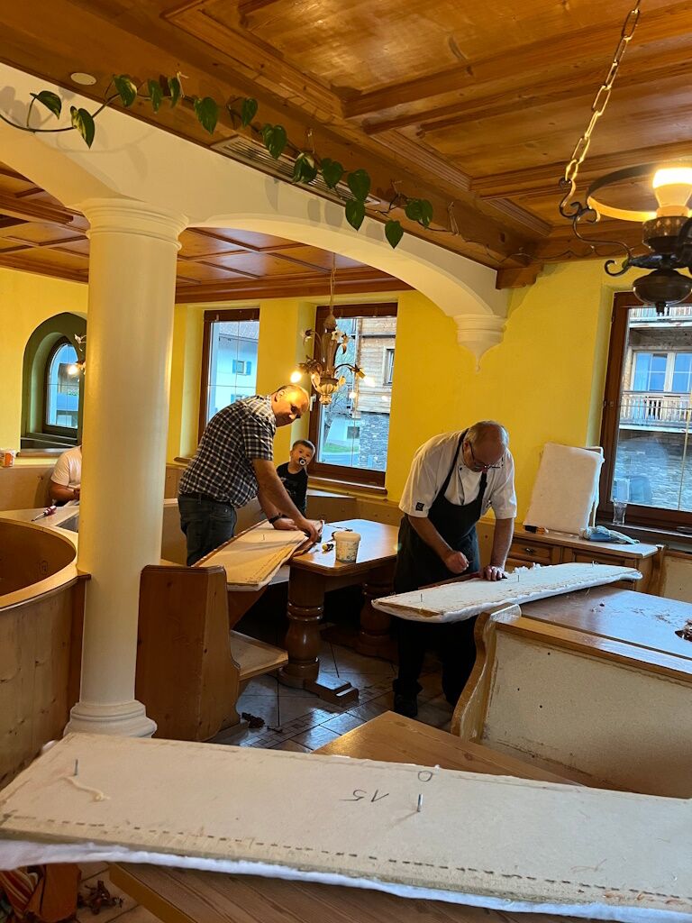 Vorbereitungsarbeiten in der Dorfstube für den Innenausstatter Schatz aus Imst.