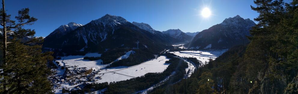 Herrlicher Panoramablick auf das Lechtal von der sonnigen Sitzbank .