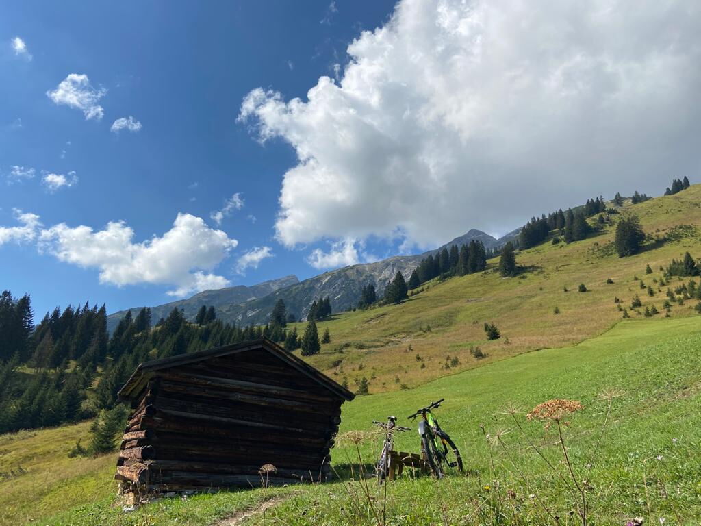 Mit dem Rad unterwegs im Naturpark-Lechtal und die Routenvorschläge der Dorfstube in Holzgau nutzen.
