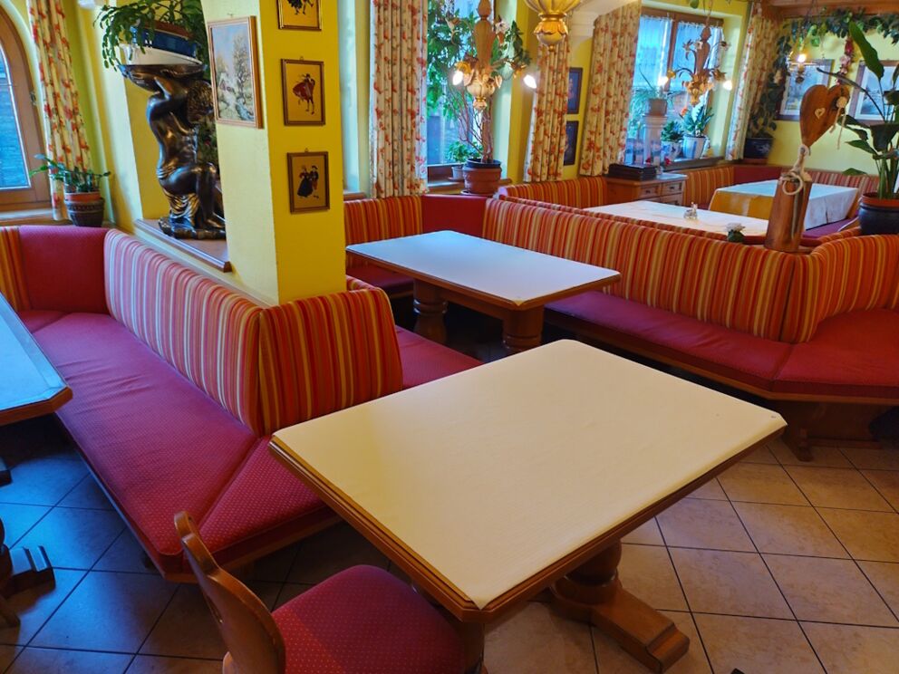 Sitznieschen im Speiserestaurant Dorfstube in alter Sitzpolsterausführung.