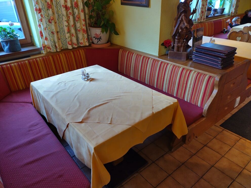 Nieschentisch mit "alter" Sitzpolsterung im Speiserestaurant Dorfstube.