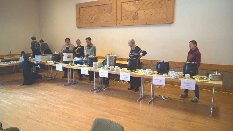 Verkaufstand Suppensonntag im Gemeindesaal von Holzgau.