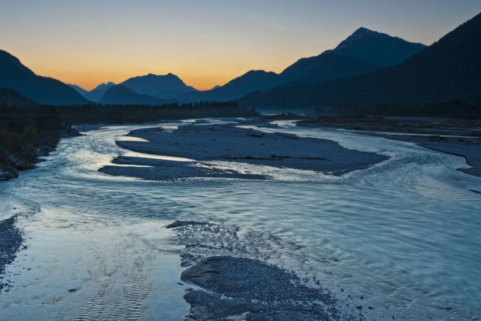 Wandern an den Lechwegschleifen und die Ruhe am sanften Wildfluss genießen.