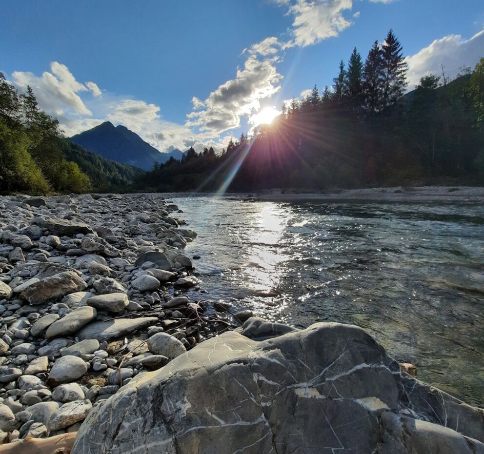Wandern entlang beruhigtem Wasser sorgt für innere Ruhe.