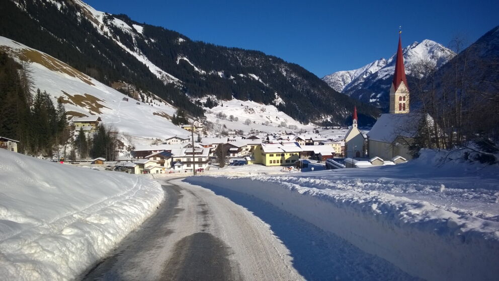 Winterwandern über „Gföll“ zur Hängebrücke.