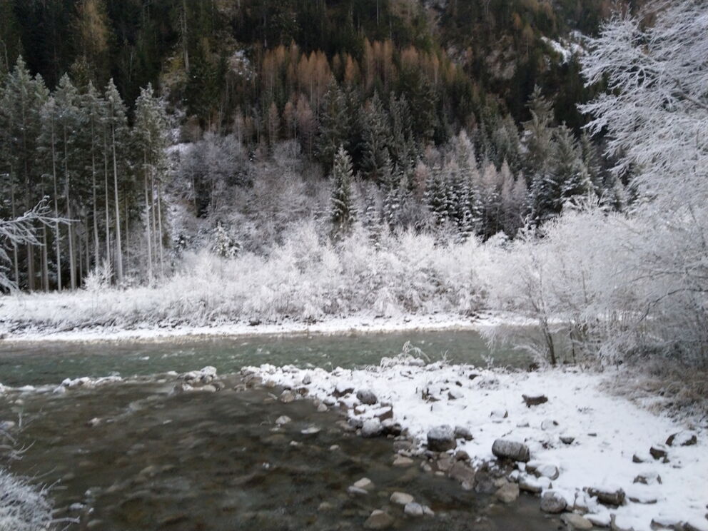 Wandern an der Lechwegschleife bei Raureif.