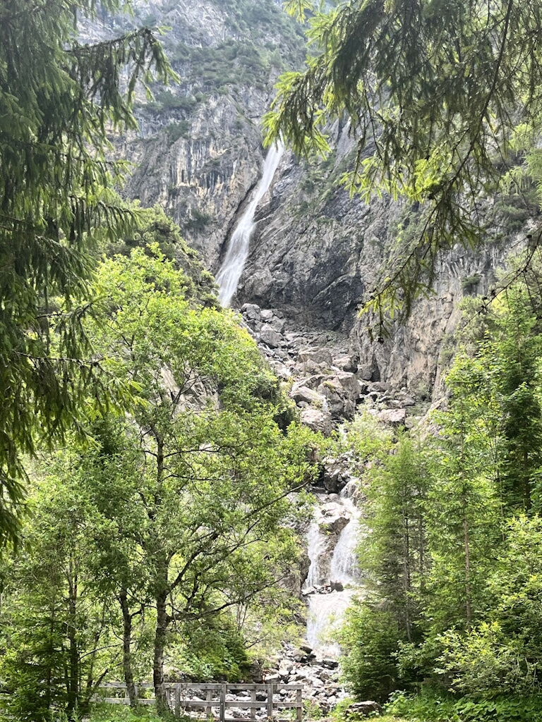 Kneippen beim Grießbach-Wasserfall in Hägerau.
