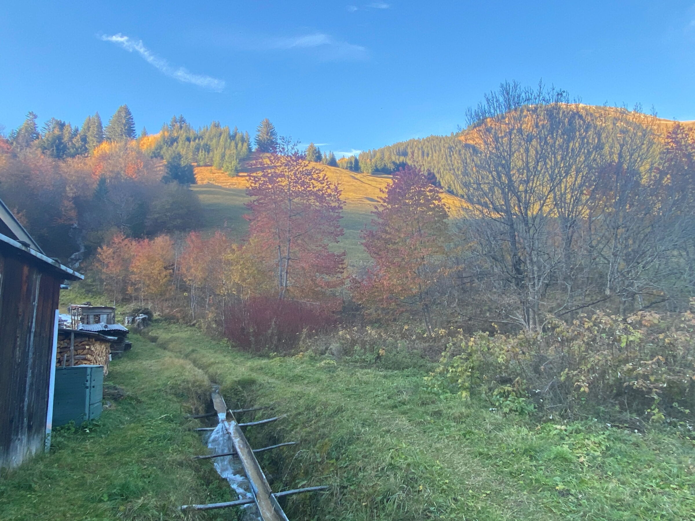 Erfrischendes Wasser bei unserer Herbstrundwanderung im bunten Lechtal ab der Dorfstube in Holzgau.