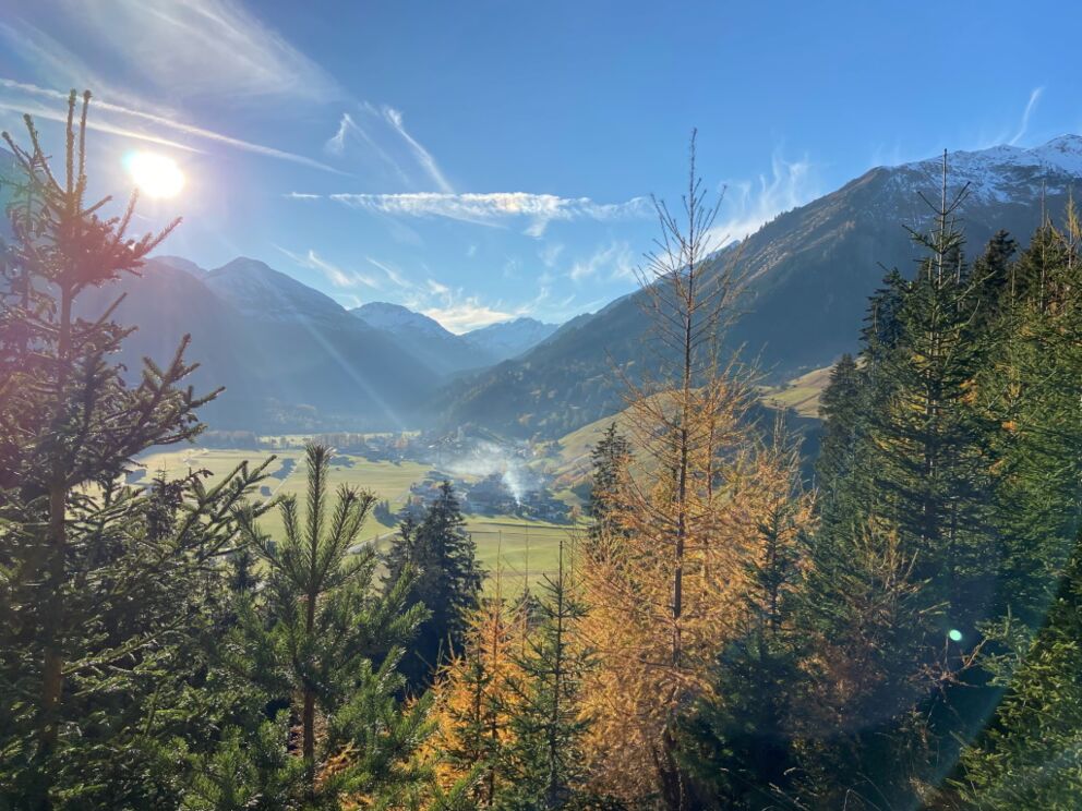 Abendsonne im bunten Herbst und gute Übernachtung in der Dorfstube.