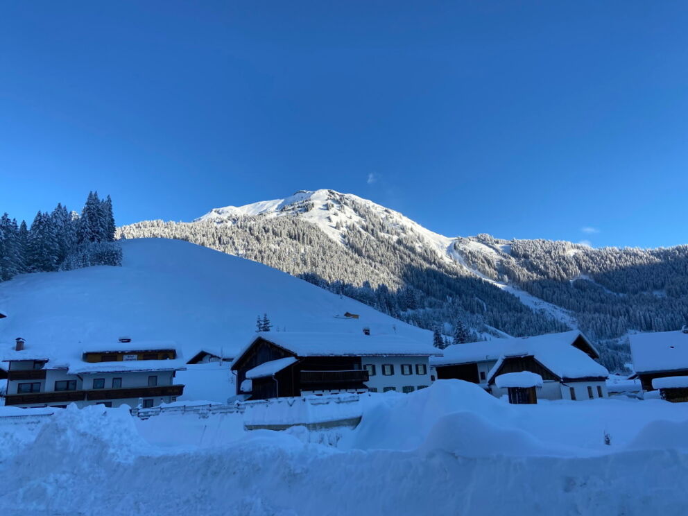 Tief verschneite Landschaft in Holzgau. Winterwandern mit und ohne Schneeschuhen.