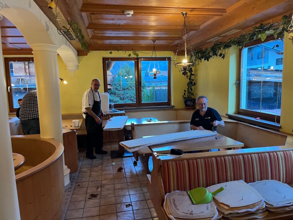 Ziel in Sicht bei der Demontage der Sitzgarnituren in der Dorfstube in Holzgau.