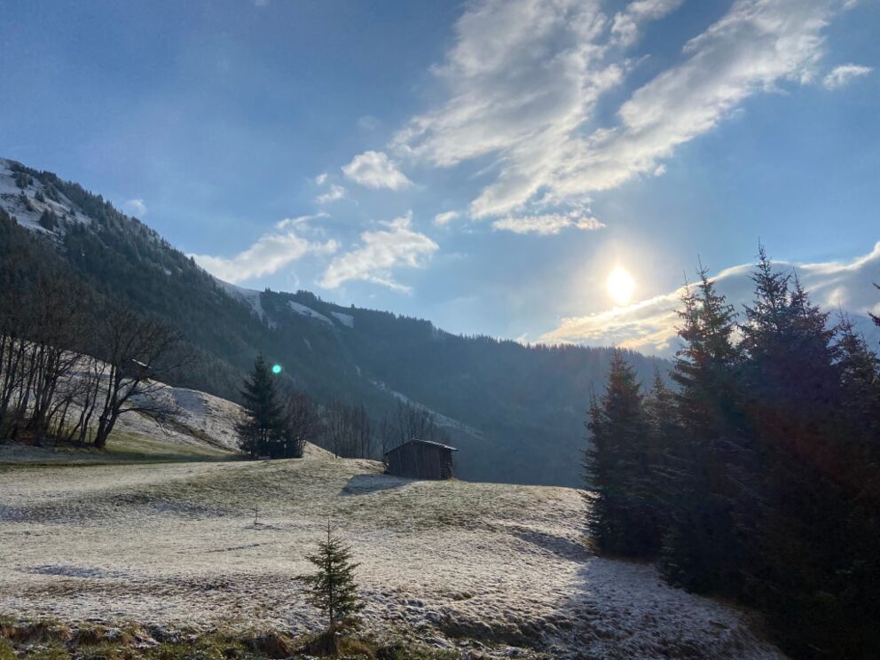 Morgenlandschaft im Lechtal mit wenig Schnee am Vital-Weg.