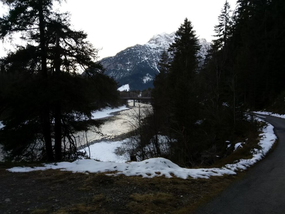 Wandern im Vorwinter auf schönen Höhenwegen durch das Lechtal.