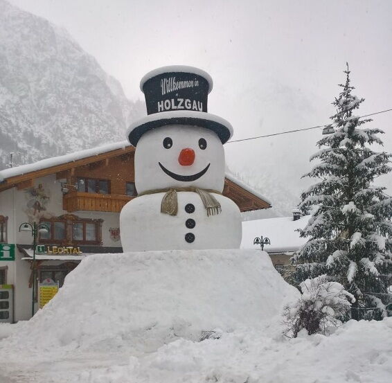 Der große Schneemann in Holzgau kurz vor Schluss der letzten Kugel.