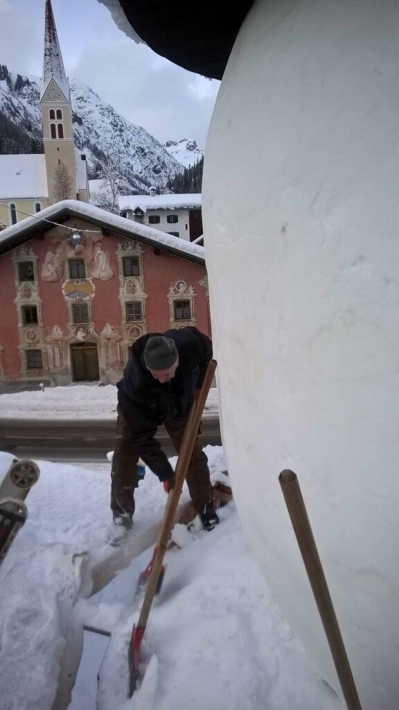 Modellierungsarbeiten am Kopf un der zweiten Kugel.