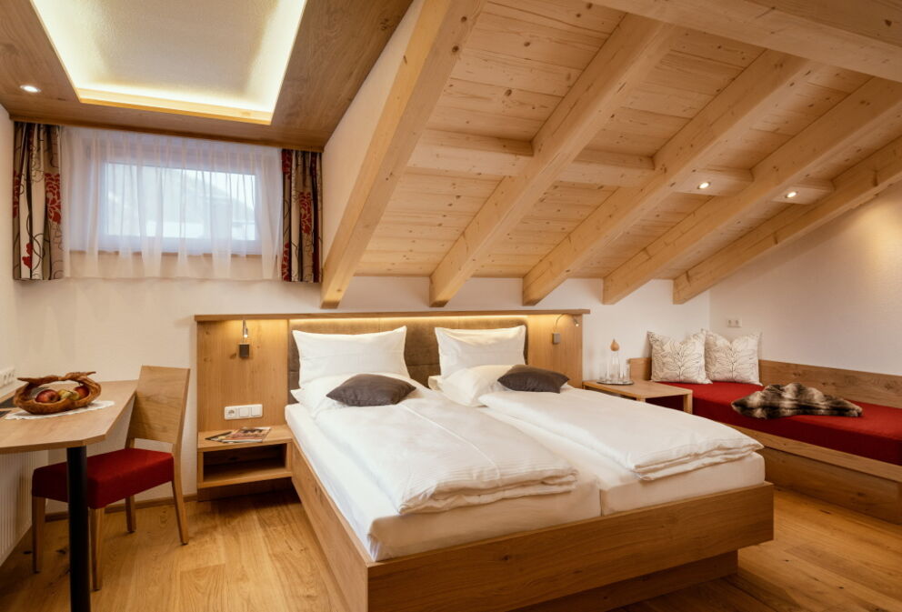 Übernachten im barrierefreien Doppelbettzimmer in der Gäste-Pension Dorfstube in Holzgau.
