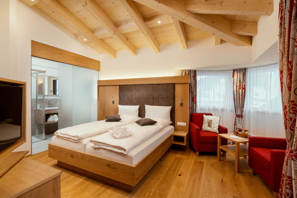 Schönes Doppelbettzimmer in der obersten Etage mit Sichtdachstuhl.