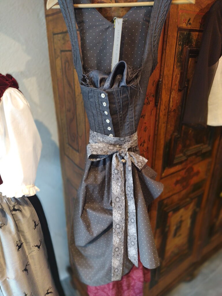 Dirndl und Trachtenmode zu erwerben im Atelier-Klosterhaus in Holzgau.