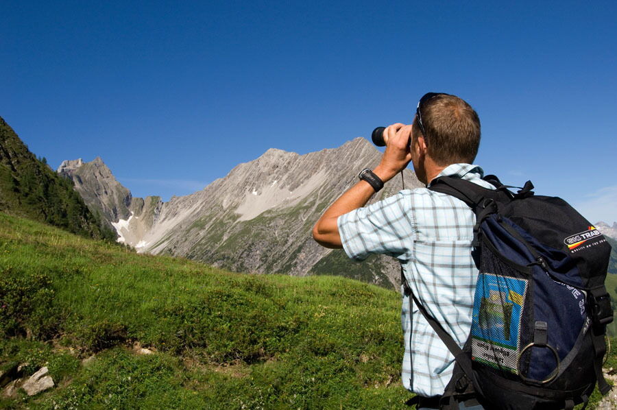 Wandern im Sommer auf die Gipfel und als Wanderbasis die Dorfstube in Holzgau.