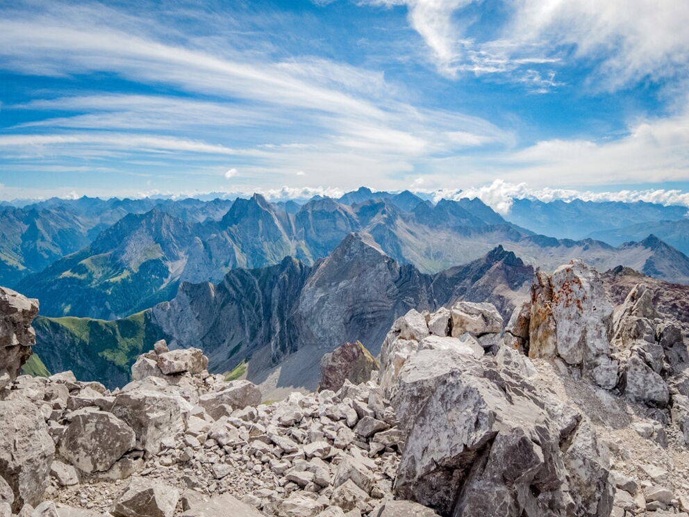 Wandern auf die Gipfel im Lechtal mit herrlichem Sommerbergpanorama.