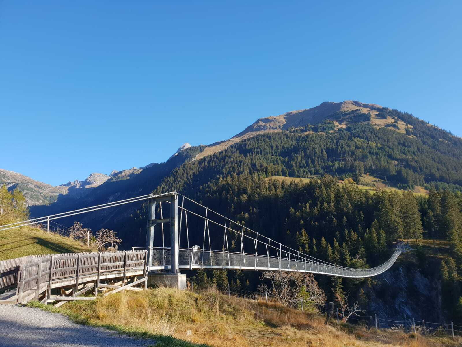 Hängebrücke Holzgau im Herbst.