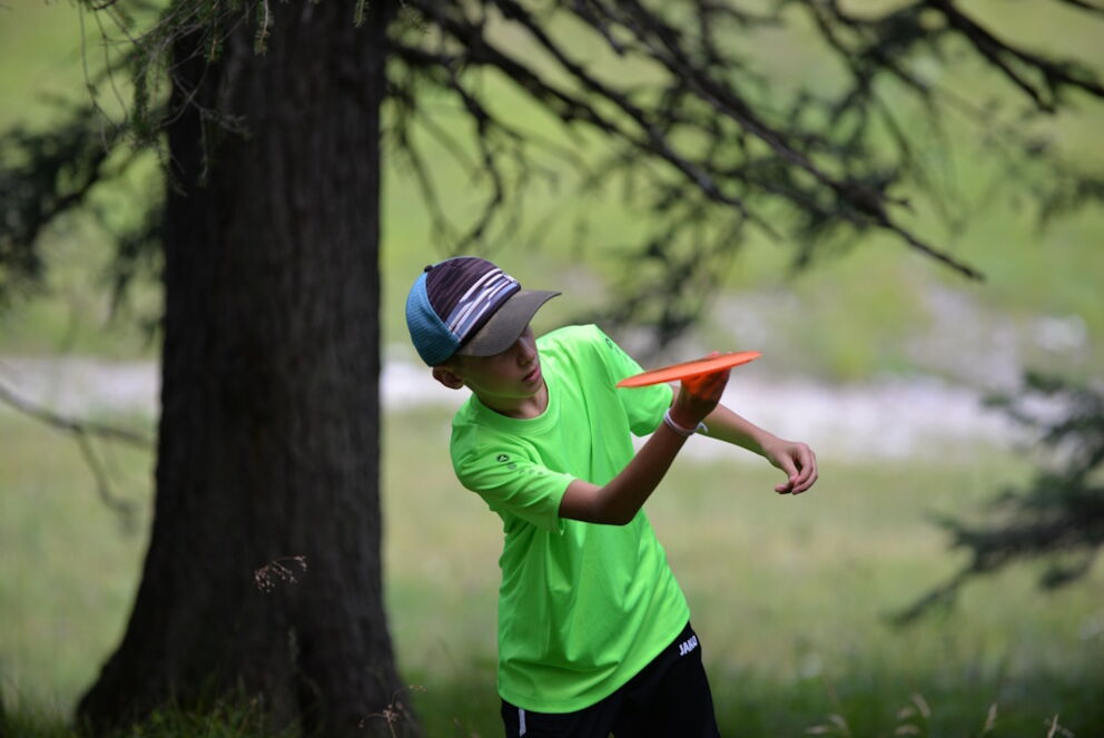 Treffsicher und gezielter Einsatz der Scheibe am Disc-Golf-Platz im Lechtal.