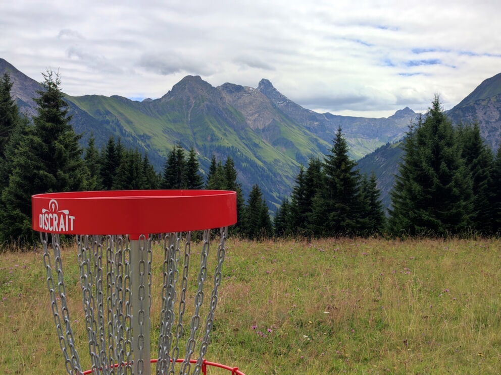 Discgolfen bei herrlichem Bergpanorama der Lechtaler Alpen.