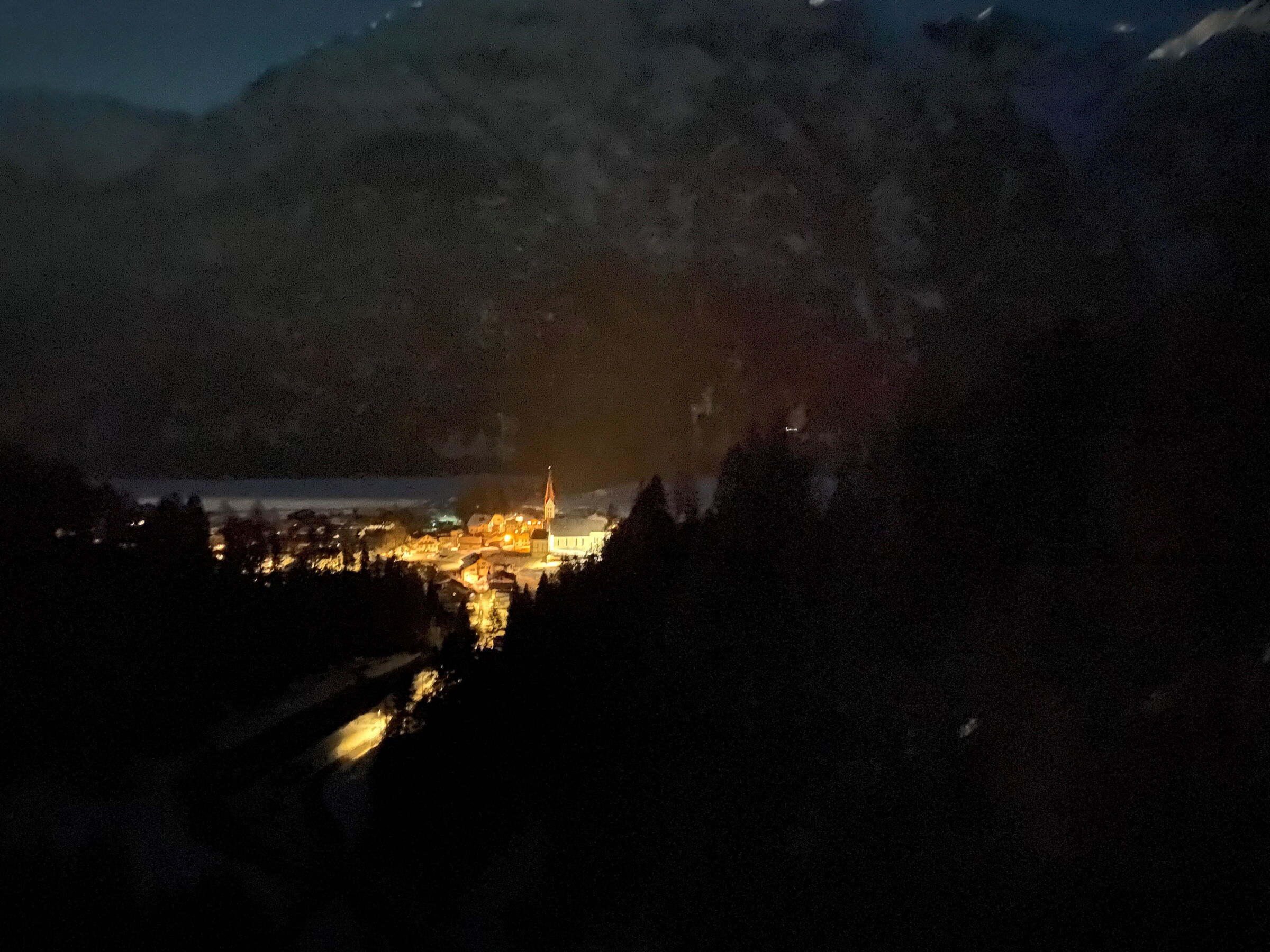 Nachtwanderung mit Taschenlampe und Fackel zur Hängebrücke in Holzgau.