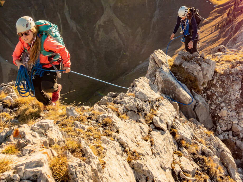Erklimmen der Berge mit Seil und Hacken, oder dem Fels entlang an den Klettersteigen im Lechtal.