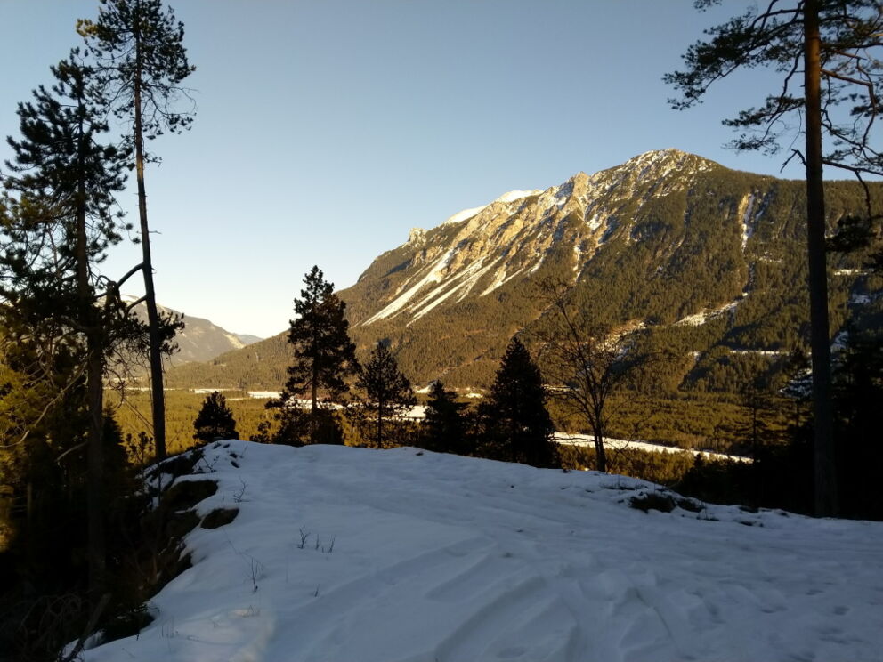 Blickrichtung Reutte vom Baichlstein auf dem Weg nach Stanzach.